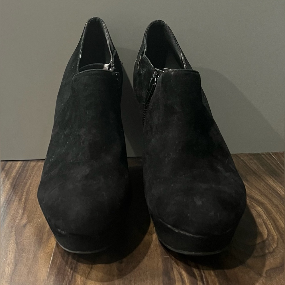 Unsure on brand, black faux suede ankle 4” platform wedge ankle booties sz 8.5